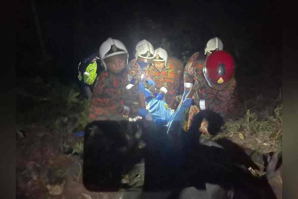 Pasukan bomba melakukan operasi penyelamatan terhadap dua mangsa selepas kenderaan mereka terjunam ke gaung sedalam 30 meter di Bukit Kopungit Jalan Perwira, Kota Kinabalu.