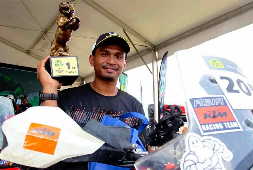 Juara Kategori B yang mewakili Malaysia Ahmad Iezzam menunjukkan Anugerah yang dimenangi pada Rimba Raid 2024 di Resort Tasik Raban Lenggong hari ini. Foto Bernama