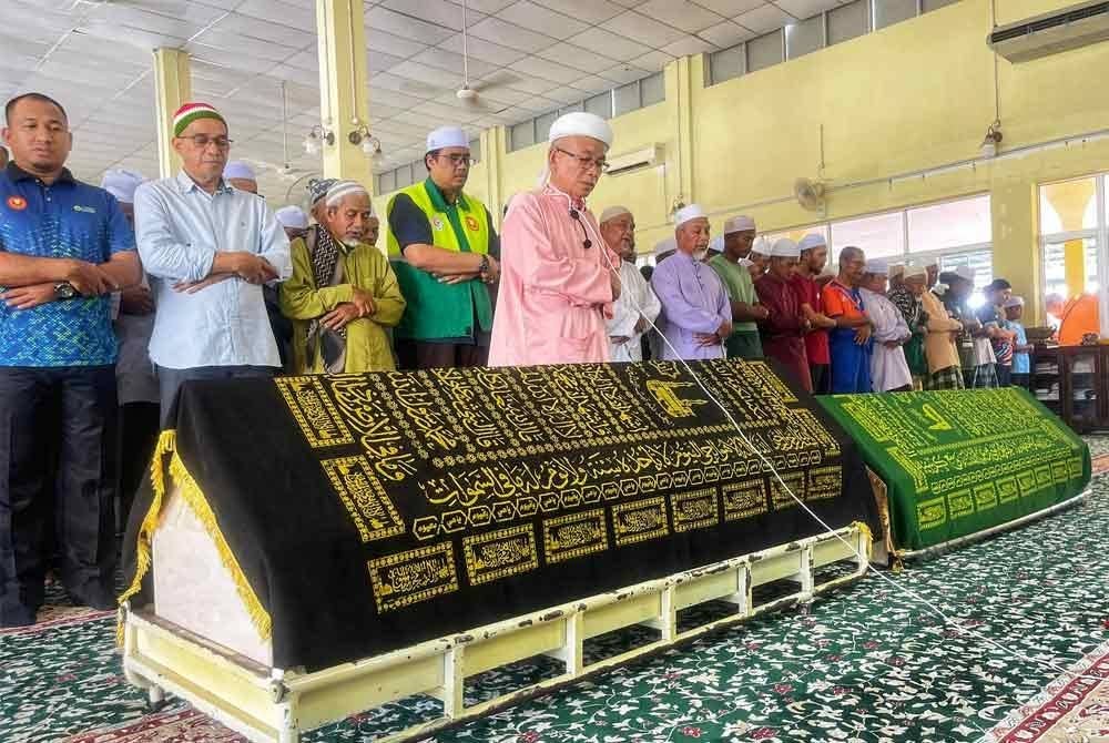 Seramai 200 orang jemaah menunaikan solat jenazah di Masjid Aisyah Kampung Tanjung