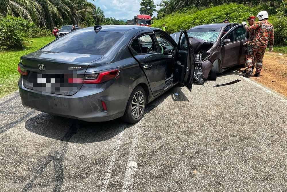 Keadaan kereta yang remuk akibat kemalangan tersebut. Foto Ihsan PDRM