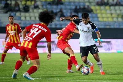 Kapten Terengganu FC (TFC) Safawi Rasid (kanan) diasak oleh pemain Selangor FC pada aksi Liga Super Malaysia 2024/2025 di Stadium Sultan Mizan Zainal Abidin, Gong Badak malam ini. Foto Bernama