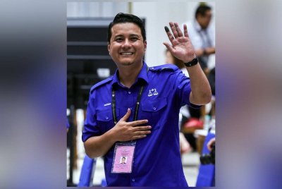 Syed Hussien yang baharu diumumkan sebagai ADUN Mahkota oleh Suruhanjaya Pilihan Raya selepas memenangi PRK Mahkota meraikan kemenangan di Dewan Tunku Ibrahim Ismail, Kluang. Foto Bernama