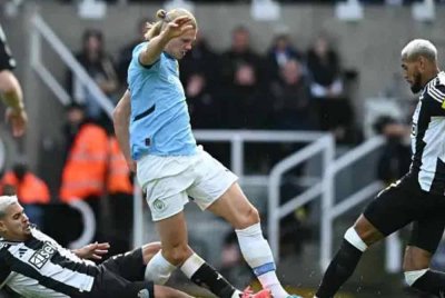 Haaland diasak pemain Newcastle dalam aksi liga di St James's Park. Foto Agensi