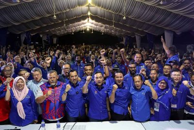 Menteri Besar Johor Datuk Onn Hafiz Ghazi bersama Setiausaha Agung UMNO Datuk Dr Asyraf Wajdi Dusuki, Timbalan Pengerusi Perhubungan UMNO Johor Datuk Seri Ahmad Maslan meraikan kemenangan calon BN Syed Hussien Syed Abdullah dalam Pilihan Raya Kecil (PRK) Dewan Undangan Negeri (DUN) Mahkota di Command Centre BN malam tadi. Foto Bernama