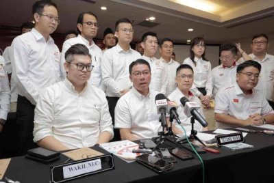 Kor Ming (duduk, dua dari kiri) bersama pimpinan DAPSY selepas menyampaikan ucapan sempena Konvensyen Biasa Pemuda Sosialis DAP (DAPSY) Negeri Perak 2024 yang diadakan di sini, pada Ahad.
