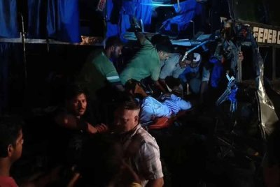 Sekurang-kurangnya 10 orang maut dan 24 yang lain cedera selepas bas melanggar sebuah lori yang berhenti di negeri Madhya Pradesh, tengah India.