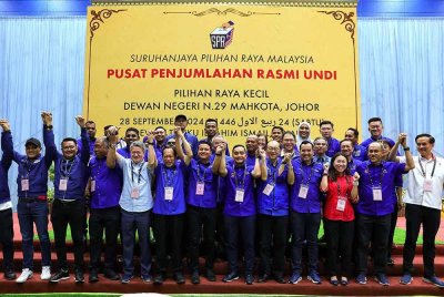 Calon Barisan Nasional Syed Hussien Syed Abdullah (depan, tengah) meraikan kemenangan dengan bergambar bersama kepimpinan tertinggi Barisan Nasional selepas diumumkan kemenangan pada Pilihan Raya Kecil (PRK) Dewan Undangan Negeri (DUN) Mahkota di Dewan Tunku Ibrahim Ismail pada Sabtu. Foto Bernama