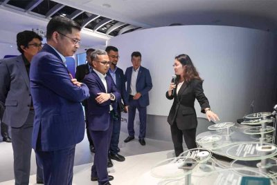 Fahmi diberi penerangan ketika mengadakan lawatan ke ZTE Experience Center Beijing di sini hari ini. Foto Bernama
