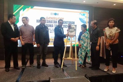 Adnan (empat dari kiri) ketika melancarkan buku 'Kerjaya Sebagai Pegawai Kesihatan Persekitaran dan Penolong Pegawai Kesihatan Persekitaran Edisi 2.0' pada Ahad.