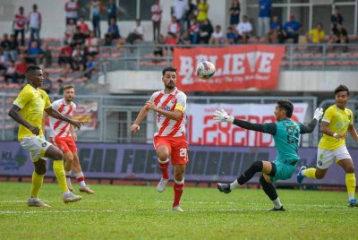 Paulo Josue (dua dari kiri) menjaringkan gol pada perlawanan Liga Super antara KL City menentang Penang di Stadium Bola Sepak Kuala Lumpur.