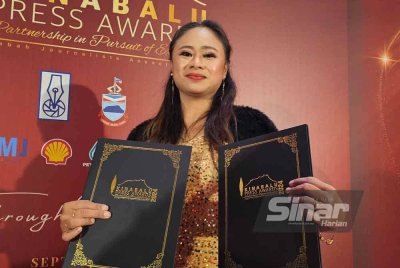 Asyikin rangkul hadiah utama menerusi Anugerah Kewartawan (Laporan Berita) Bahasa Melayu pada Anugerah Wartawan Kinabalu 2024 pada Ahad. Foto Sinar Harian