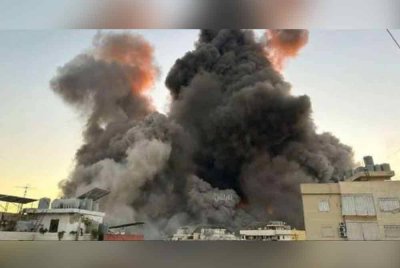 Letupan yang berlaku akibat serangan tentera Israel di Pelabuhan Hodeidah, Yaman pada Ahad.