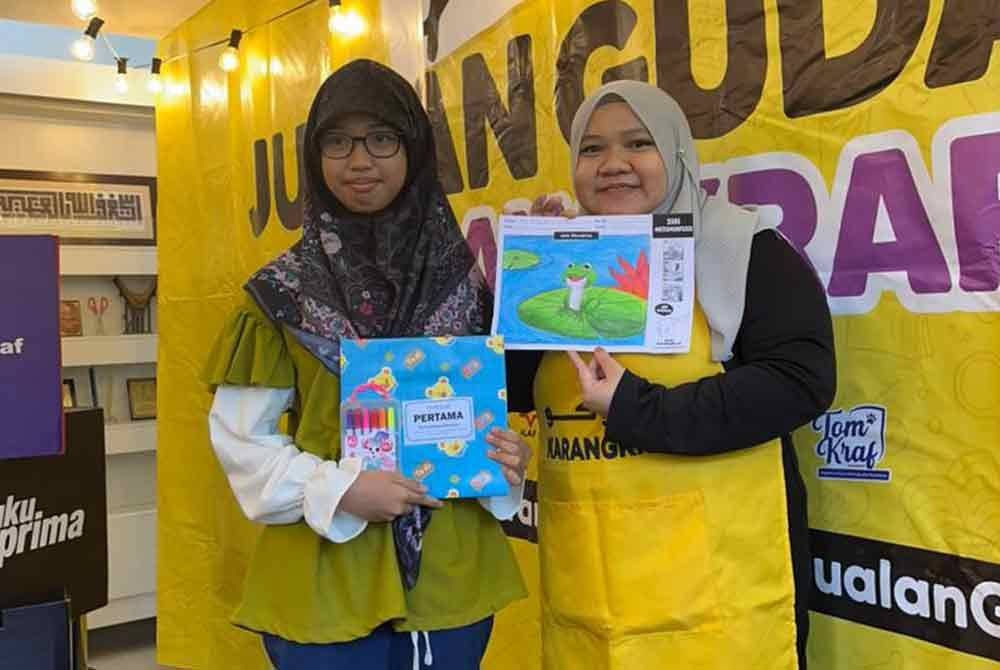 Hana Arissa (kiri) memenangi tempat pertama dalam Pertandingan Mewarna Kids Karangkraf.