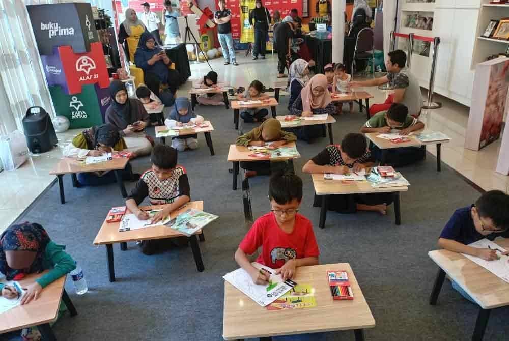 Antara kanak-kanak yang mengambil bahagian dalam pertandingan Pertandingan Mewarna Kids Karangkraf sempena Jualan gudang Karangkraf 2024