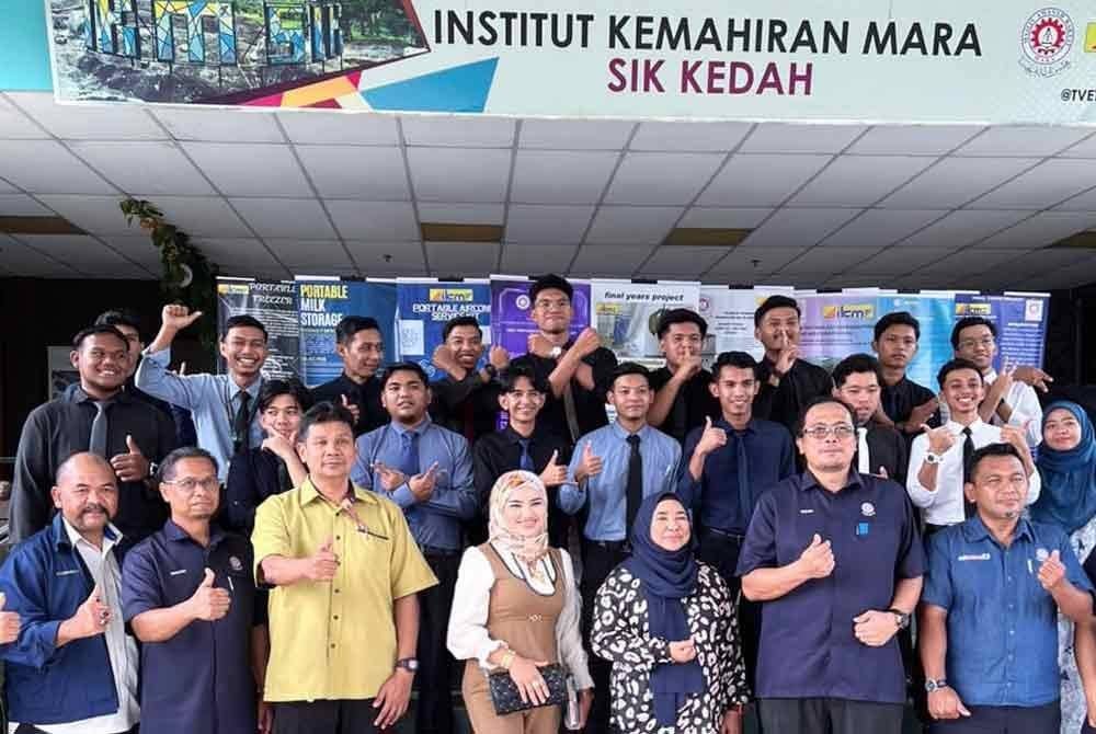 Maizatul Shahida (depan, tengah) turut diundang sebagai pegawai penilai bagi Tahun Akhir Diploma Penyejuk Bekuan Penyaman Udara Institut Kemahiran Mara (IKM) Sik.