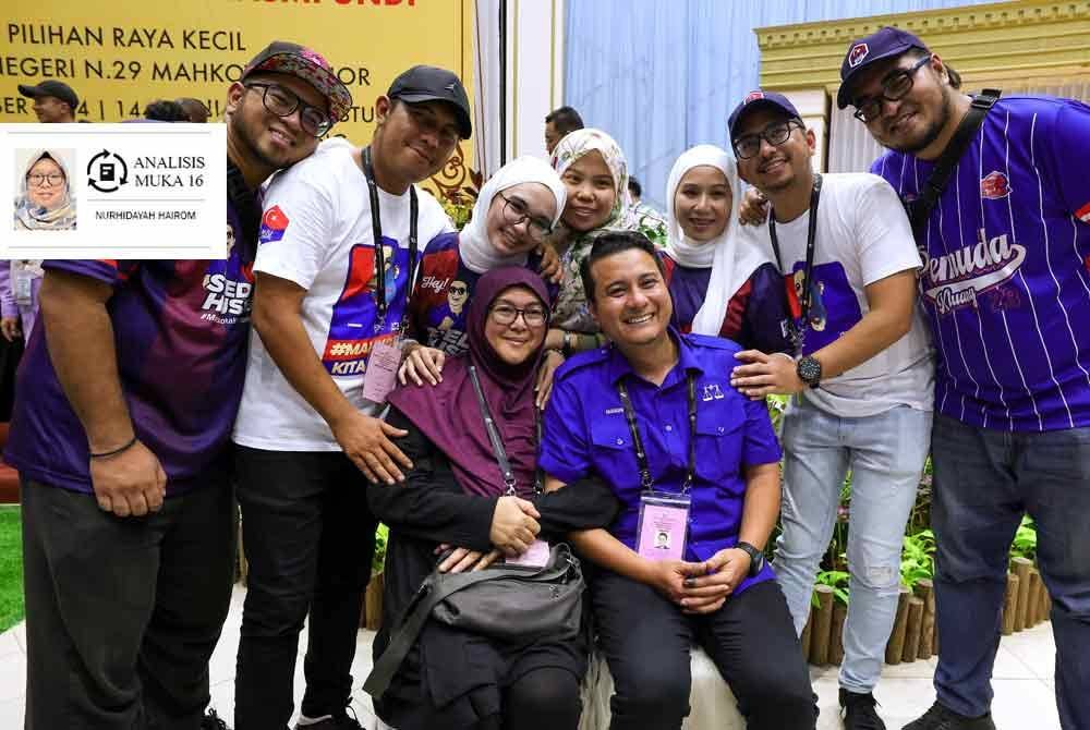 Calon Barisan Nasional, Syed Hussien Syed Abdullah meraikan kemenangan dengan bergambar bersama ahli keluarga selepas kemenangan BN pada PRK Mahkota di Dewan Tunku Ibrahim Ismail. Foto Bernama