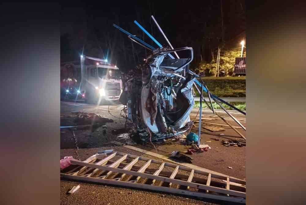 Keadaan salah satu kenderaan yang terlibat dalam kemalangan Kilometer 42 Lebuhraya Kuala Lumpur-Karak dekat Bentong pada awal pagi Isnin.
