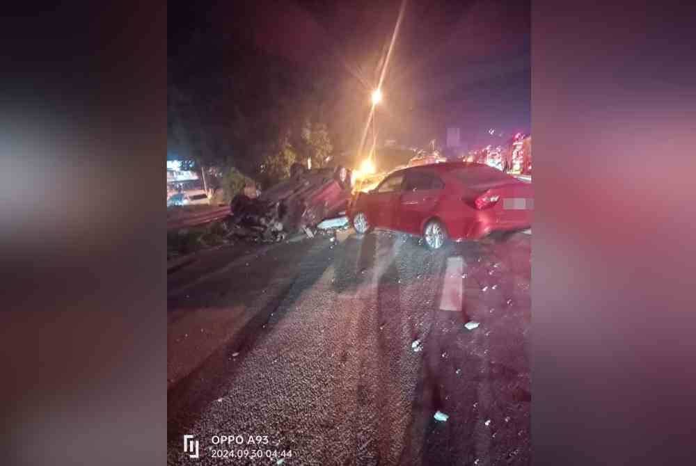 Keadaan dua daripada empat kereta yang terlibat dalam kemalangan Kilometer 42 Lebuhraya Kuala Lumpur-Karak dekat Bentong pada awal pagi Isnin.