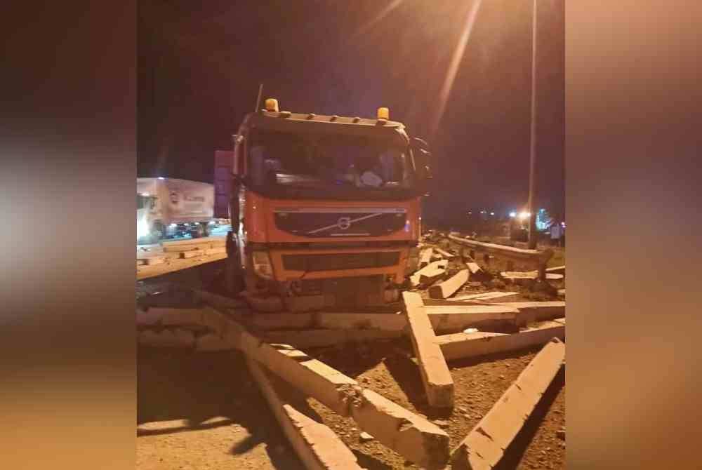 Keadaan sebuah treler yang turut terlibat dalam kemalangan Kilometer 42 Lebuhraya Kuala Lumpur-Karak dekat Bentong pada awal pagi Isnin.