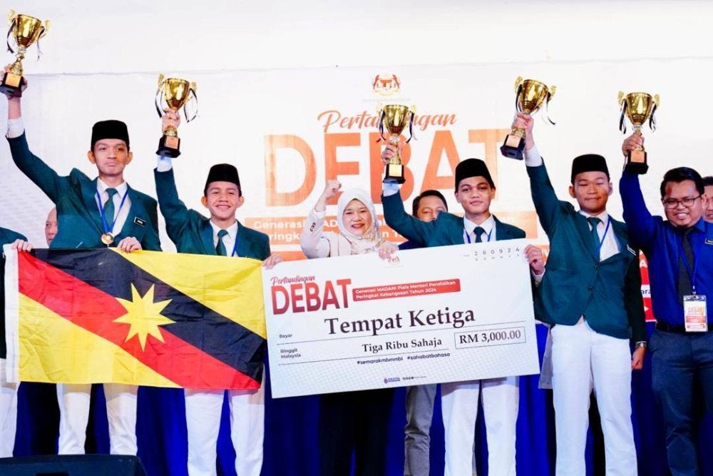 Fadhlina menyampaikan hadiah kepada pasukan dari Sarawak yang mendapat tempat ketiga Pertandingan Debat Generasi MADANI Piala Menteri Pendidikan Peringkat Kebangsaan 2024.