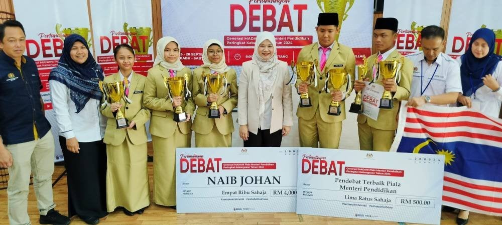 Fadhlina bersama pasukan Wilayah Persekutuan Kuala Lumpur, naib johan Pertandingan Debat Generasi MADANI Piala Menteri Pendidikan Peringkat Kebangsaan 2024.