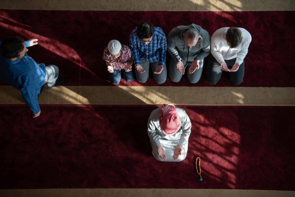 SELAIN zikir dengan lafaz yang diajarkan Rasulullah SAW, solat juga merupakan salah satu zikir untuk mengingati ALLAH SWT. Foto CANVA