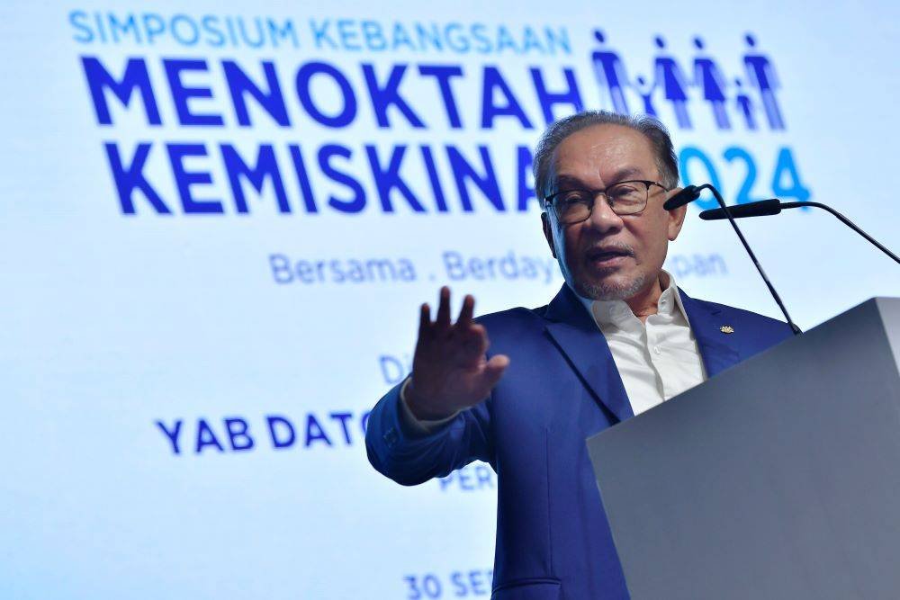 Anwar ketika berucap merasmikan Simposium Kebangsaaan: Menokhtahkan Kemiskinan di Pusat Konvensyen Antarabangsa Putrajaya (PICC), pada Isnin. Foto Bernama