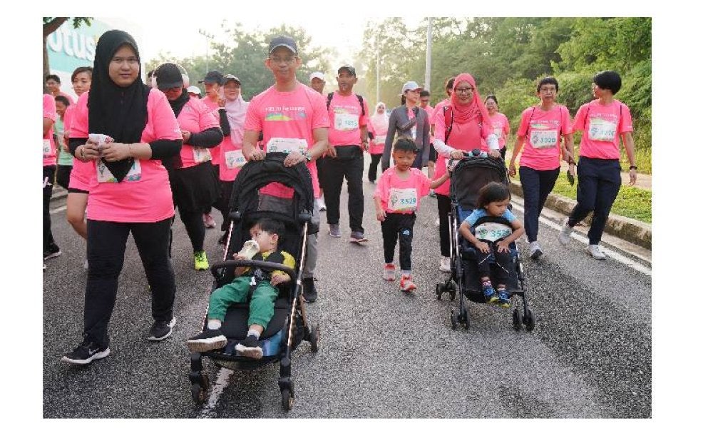Ibu bapa tidak ketinggalan membawa anak masing-masing menyertai larian.