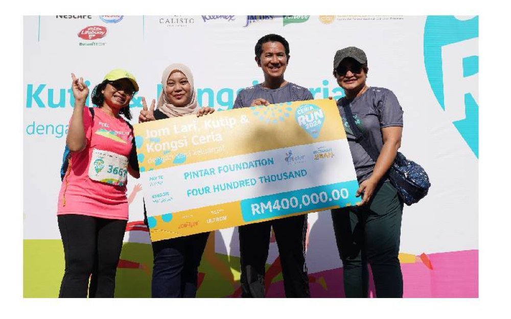 Ketua Pegawai Eksekutif Lotus's Malaysia, Saksit Panurach (dua dari kanan) menyempurnakan gimik penyerahan sumbangan kepada Yayasan PINTAR.