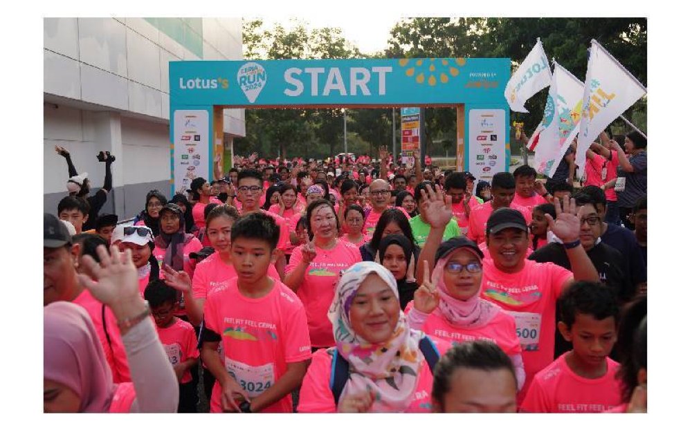 Peserta kategori 5km memulakan larian pada Ahad.
