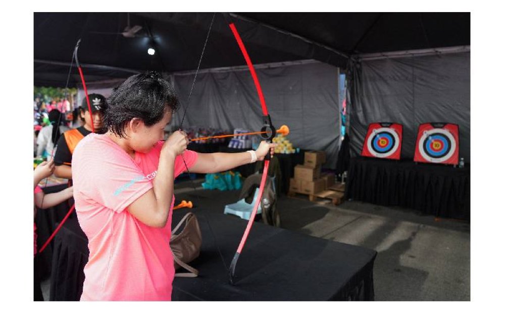 Peserta mencuba permainan yang disediakan.