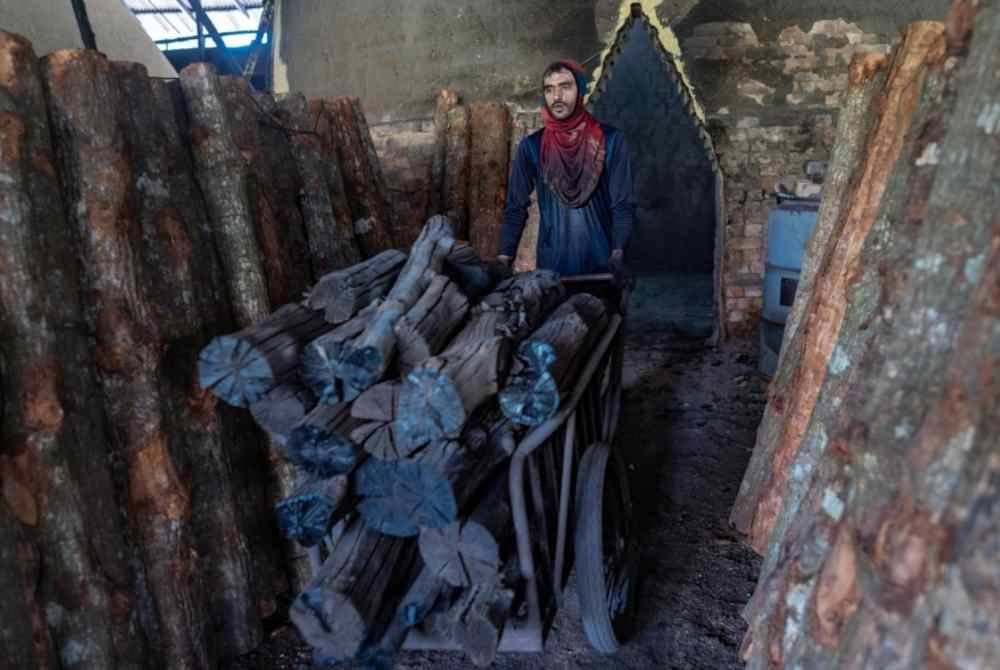 Kilang-kilang terbabit yang lebih kepada bangsal dengan sebahagiannya berdindingkan papan usang kehitaman berserta kepulan asap yang keluar dari relau - dipanggil dapur atau gok - dan longgokan kayu bakau, memberikan kawasan itu suasana klasik, sepadan usia perusahaan yang hampir 100 tahun. Foto Bernama