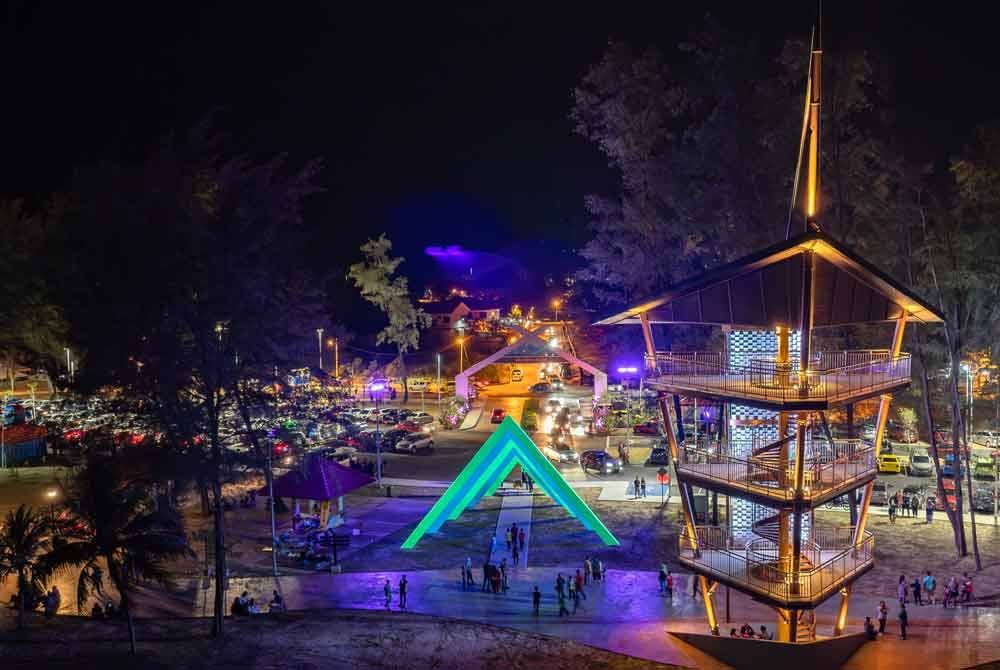 Suasana di Pantai Hiburan yang meriah dengan pelbagai aktiviti pada waktu malam.