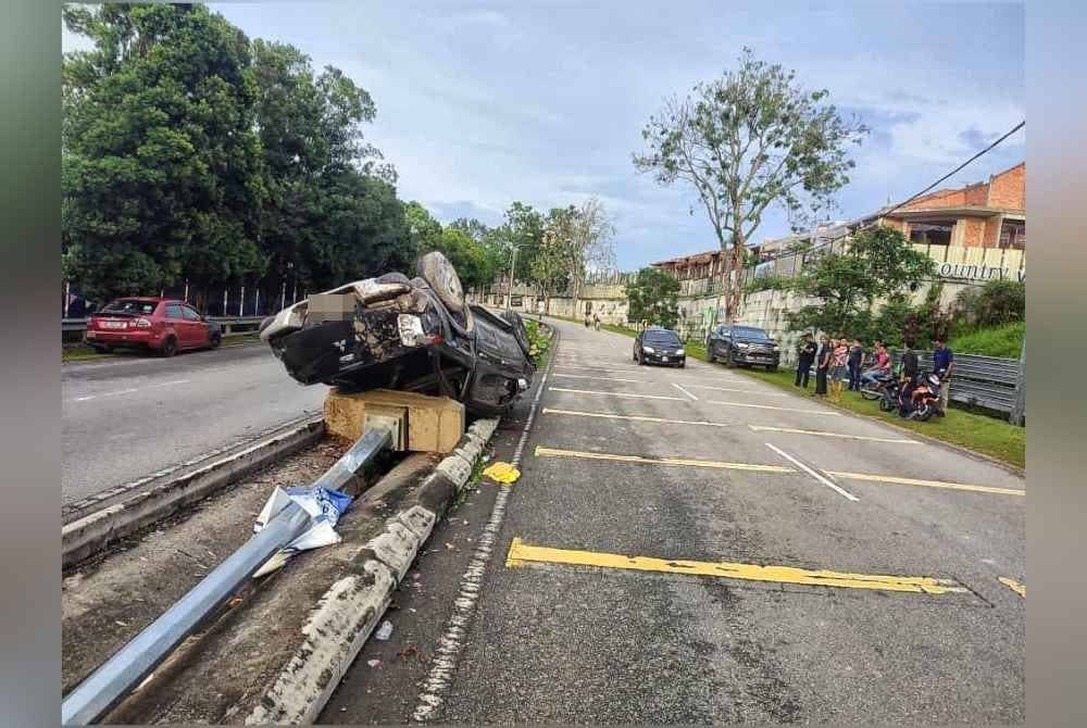 Kenderaan 4×4 jenis Mitsubishi Triton yang terbabas dan terbalik di di Jalan Bemban-Gapam, di sini, pada petang Ahad.