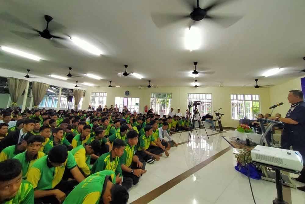 Azizi ketika menyampaikan ucapan sempena Program Advokasi Kesedaran Keselamatan Jalan Raya Bersama PDRM dan Flash Express di SMK Dato' Haji Mohd Taib, Chemor di sini pada Isnin.