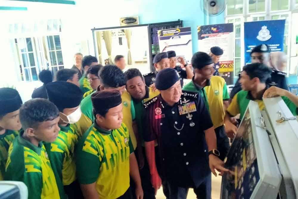 Azizi turut berinteraksi bersama-sama pelajar ketika Program Advokasi Kesedaran Keselamatan Jalan Raya Bersama PDRM dan Flash Express di SMK Dato' Haji Mohd Taib, Chemor di sini pada Isnin.