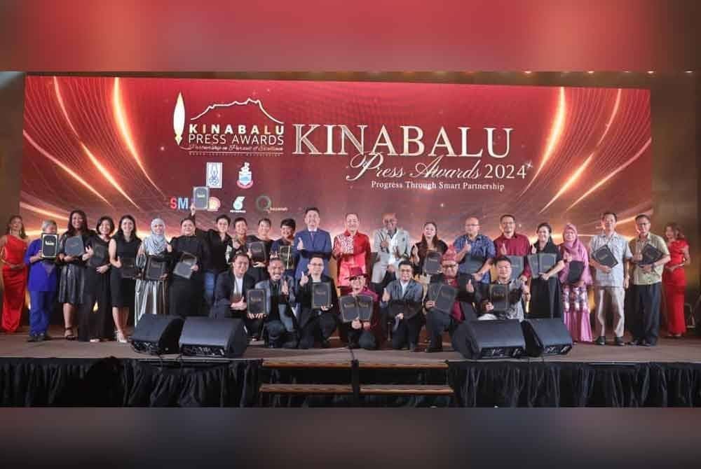 Hajiji bersama barisan pemenang yang terdiri daripada pengamal media Sabah pada majlis KPA 2024 di Kota Kinabalu.