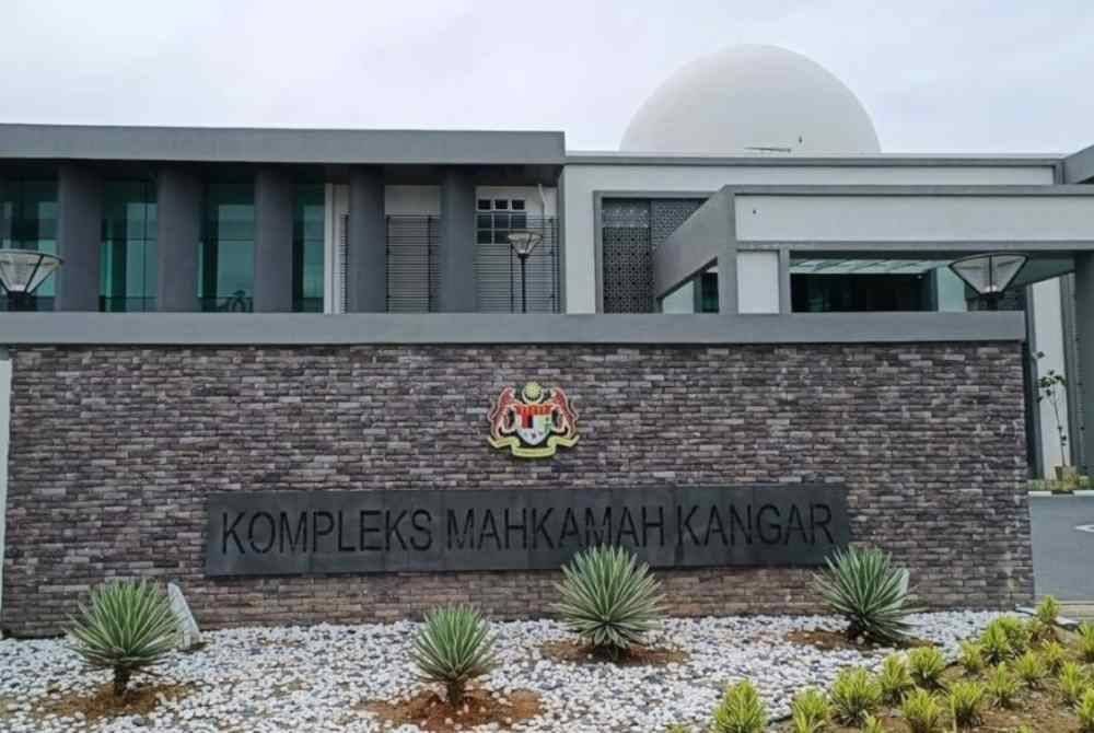 Reman terhadap empat lelaki dipercayai mencuri kabel Telekom Malaysia (TM) selepas kereta dinaiki mereka cuba melanggar anggota polis bertugas yang menahan kenderaan itu di Arau Jumaat lepas disambung dua hari lagi. Gambar hiasan