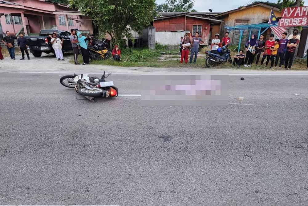 Mangsa yang jatuh atas jalan raya selepas motosikal ditunggang terbabit dalam kemalangan. - Foto Ihsan PDRM.