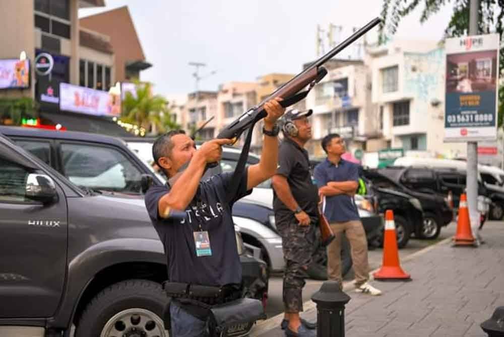 Peserta menembak gagak di sekitar kawasan pentadbiran MBSJ.