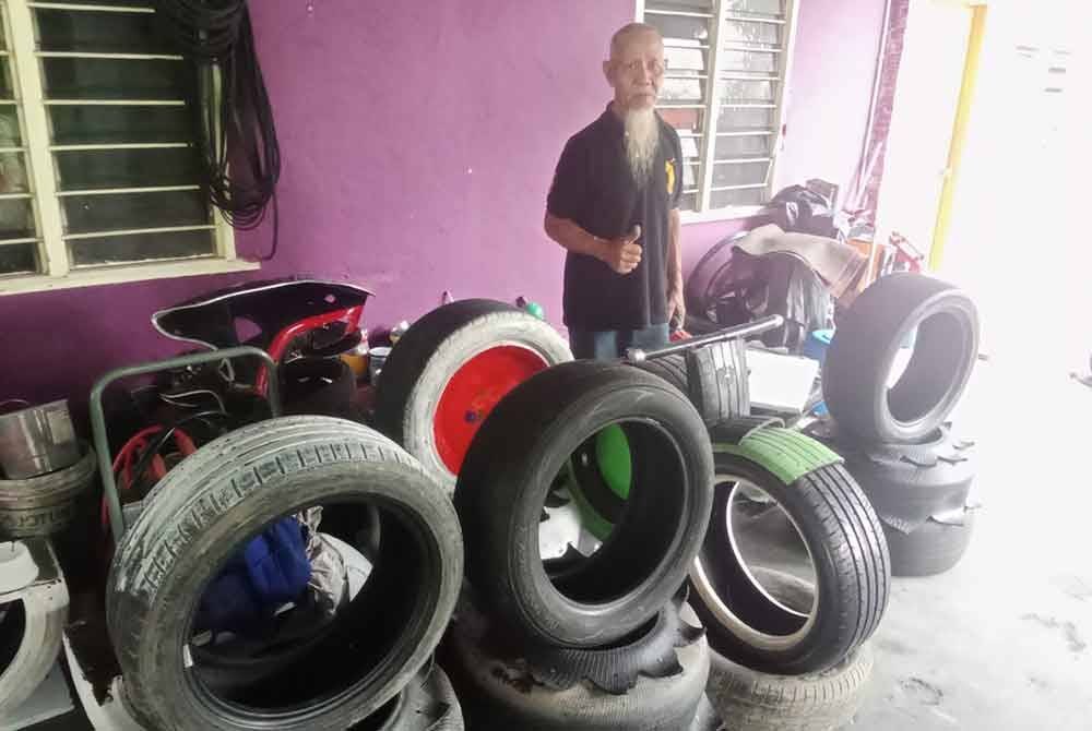 Rahmat menunjukkan antara tayar terpakai yang digunakan untuk membuat pelbagai hiasan.