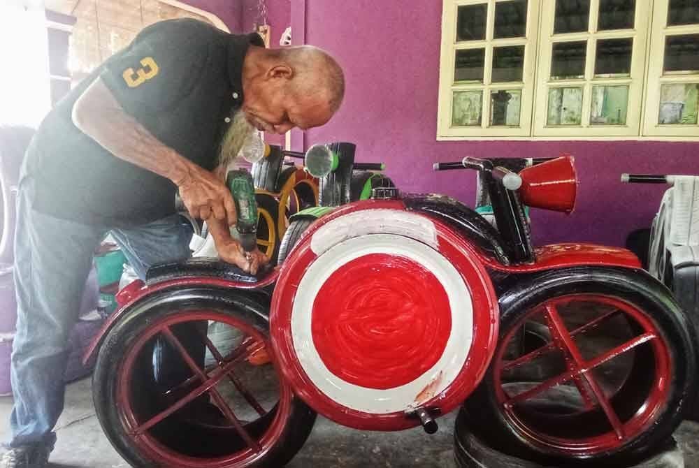 Rahmat menyiapkan sebuah motosikal daripada tayar terpakai.