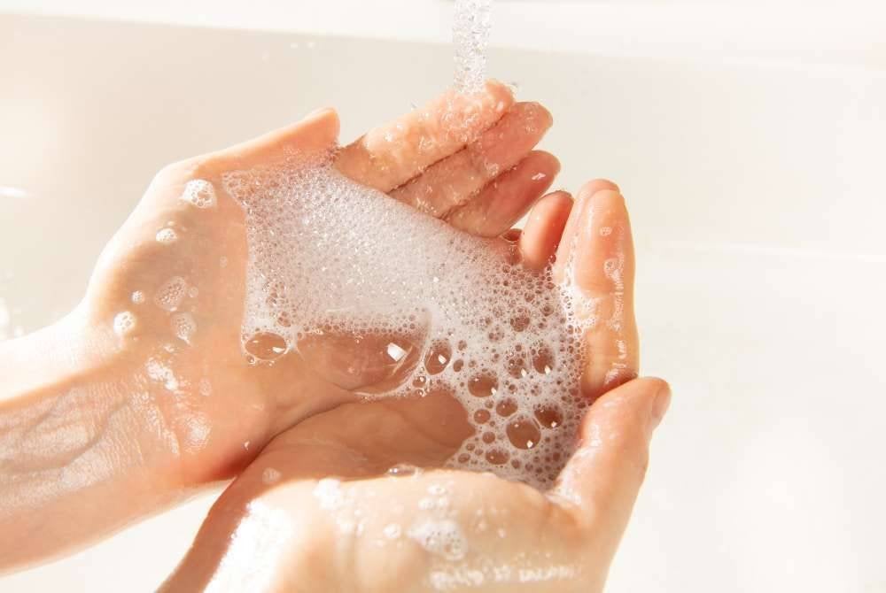 DIHARUSKAN menggunakan syampu ketika mandi wajib kerana anggota tubuh badan dan kepala yang disabun akan dibilas semula dengan air mutlak. Justeru, sah mandi wajib yang dilakukan dengan syarat air itu diratakan dan sampai ke seluruh rambut serta badan. -Foto: Canva