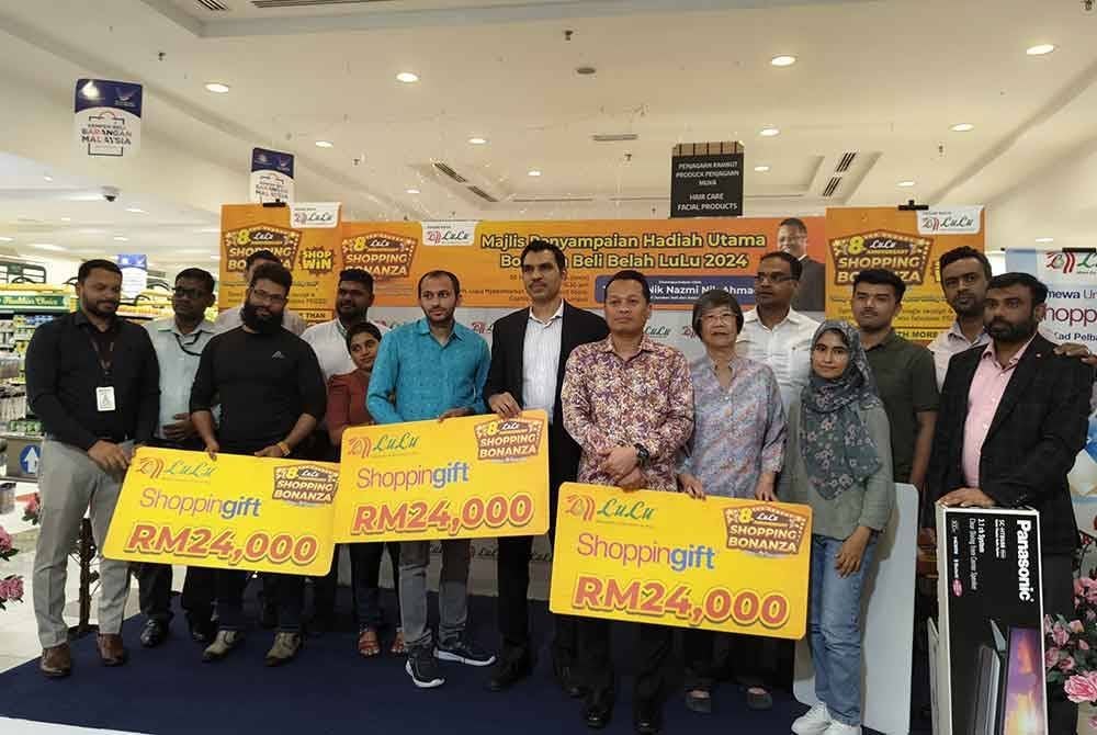 Nik Nazmi (empat dari kanan) bergambar bersama pemenang.