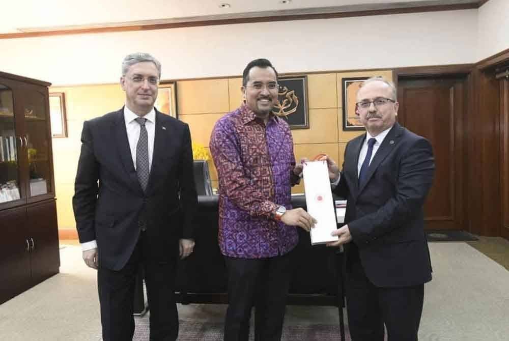 Asyraf Wajdi (tengah) bersama Emir Salim (kiri) dan Birol (kanan).