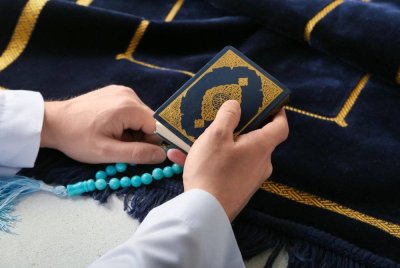 MEMBACA al-Quran juga merupakan salah satu cara untuk berzikir mengingati ALLAH SWT. Foto CANVA