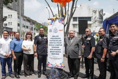 Azry Akmar (empat dari kiri) merasmikan papan iklan digital di Balai Polis Sri Hartamas, di Kuala Lumpur, pada Isnin.