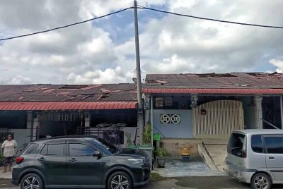 Bumbung beberapa rumah rosak dalam kejadian ribut pada petang Ahad.