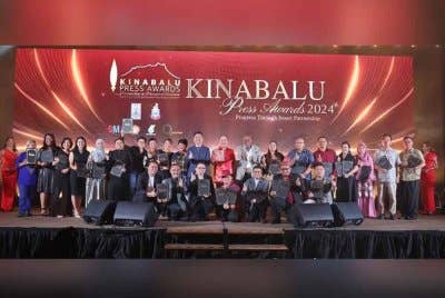 Hajiji bersama barisan pemenang yang terdiri daripada pengamal media Sabah pada majlis KPA 2024 di Kota Kinabalu.