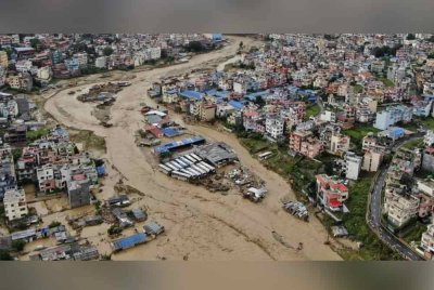 Banjir dan tanah runtuh akibat hujan berterusan yang menjejaskan rangkaian sistem perhubungan di negara itu. Foto AP